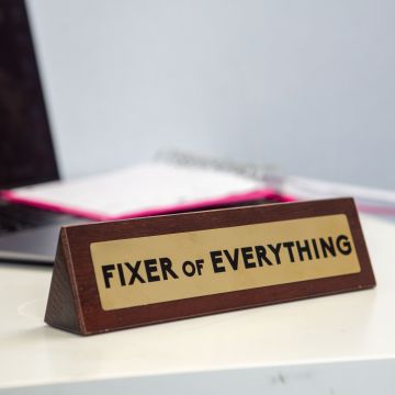 Wooden Desk Sign - Fixer Of Everything